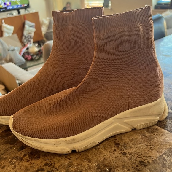 Women’s Steve Madden Sock Sneakers in a light pink / beige color - Size 8 - Picture 2 of 4